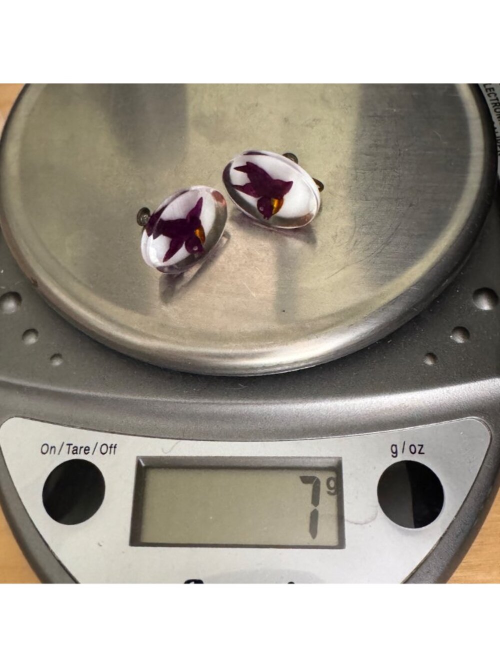 Vintage Lucite Intaglio Bird Earrings Screw Back 1940s Reverse Painted Purple - Picture 10 of 10